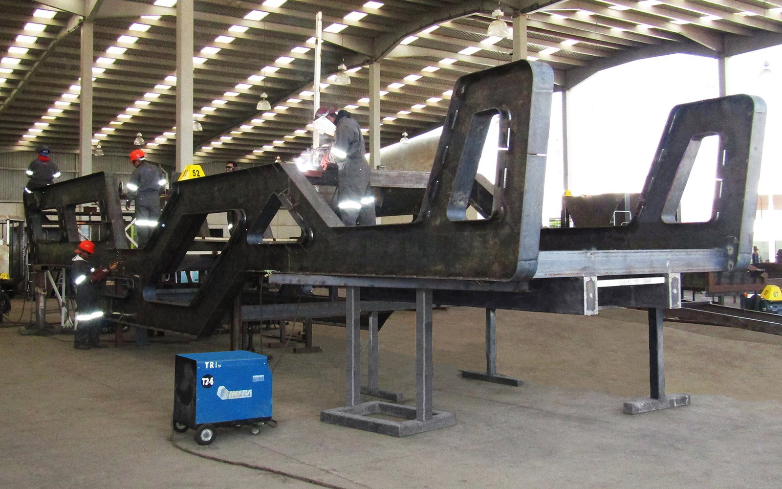 Fabricación de chasis de trituradora de cono con criba y circuito cerrado, cola